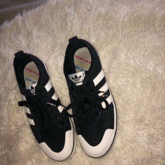 Adidas size 8 women’s black and white superstars - Picture 3 of 4